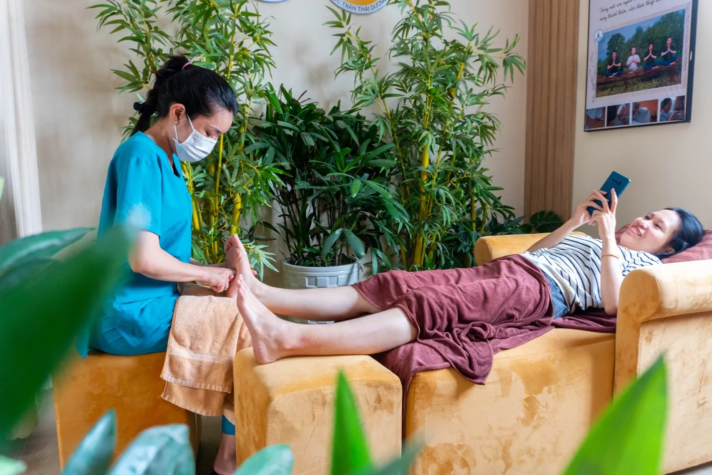 Huyệt bàn chân - Tiết lộ điều gì về sức khỏe của bạn? 4 Hãy dành thời gian để khám phá và trải nghiệm các phương pháp chăm sóc sức khỏe đôi bàn chân để có cuộc sống thư giãn hơn.
