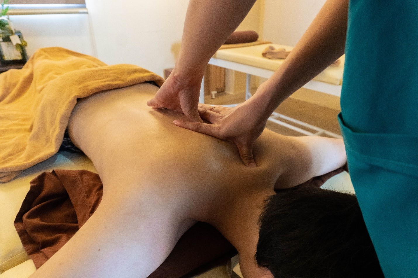 Xoa bóp, bấm huyệt: Phương pháp chăm sóc sức khỏe hiệu quả 1 Xoa bóp và bấm huyệt là phương pháp chăm sóc sức khỏe được ưa chuộng hiện nay