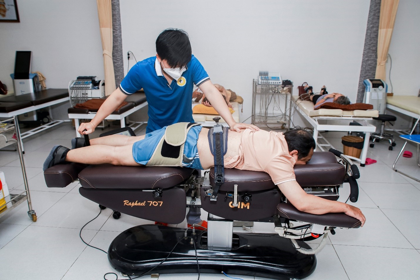 Kỹ thuật kéo giãn cột sống thắt lưng: Phương pháp giảm đau và cải thiện sức khỏe 2 y9