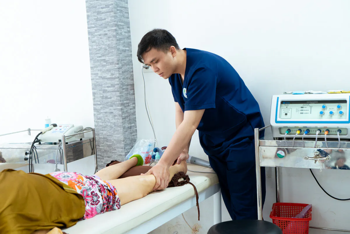 Phương pháp vật lý trị liệu giúp ngăn ngừa thoái hóa khớp ở người cao tuổi 3 Kỹ thuật xoa bóp giúp thư giãn cơ bắp, giảm đau và tăng cường tuần hoàn máu, hỗ trợ phục hồi chức năng khớp.