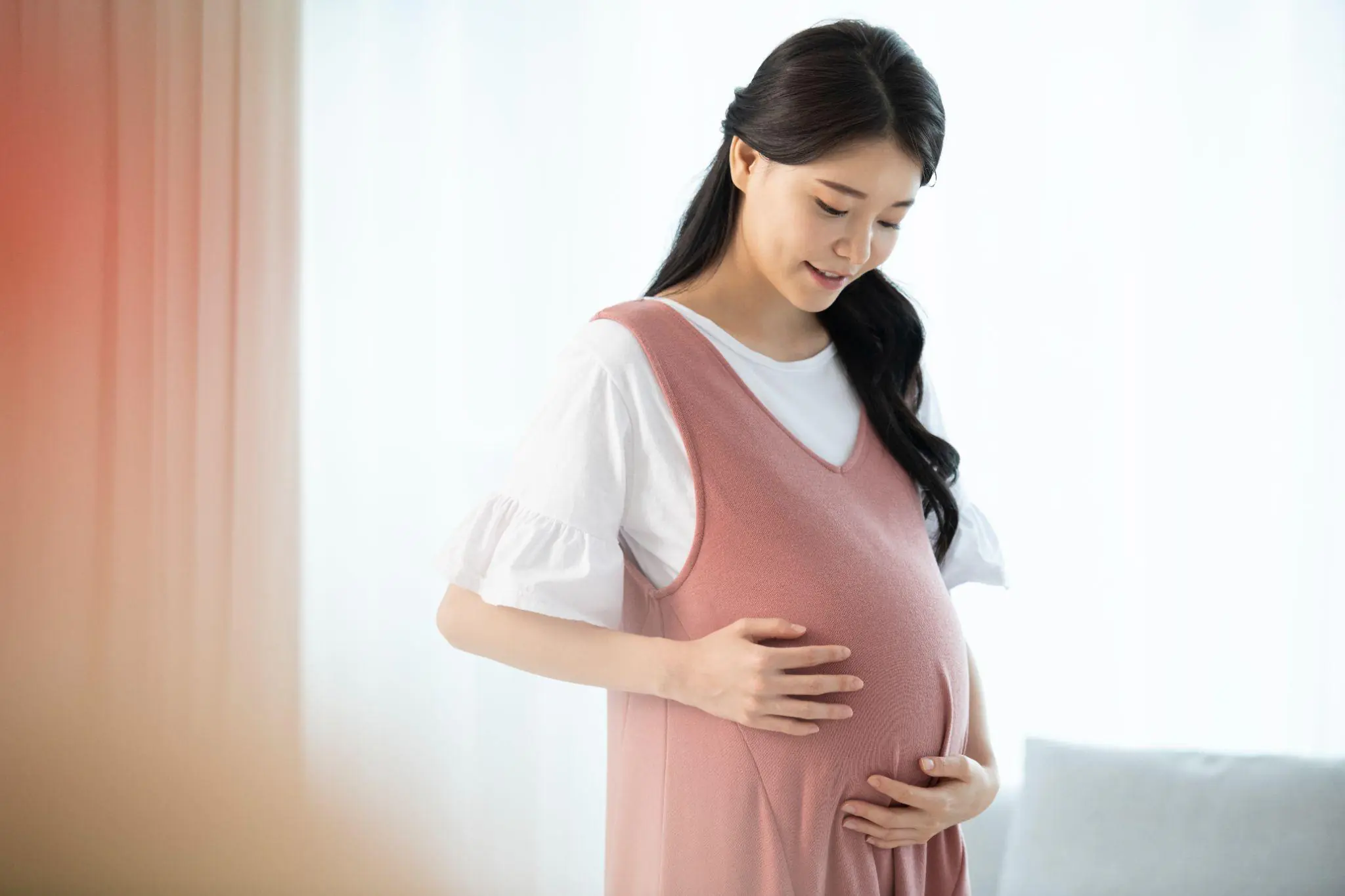 Điều trị giãn tĩnh mạch cho mẹ bầu sau sinh 1 Trọng lượng của em bé và tử cung lớn dần gây áp lực lên các tĩnh mạch, đặc biệt là ở vùng chân