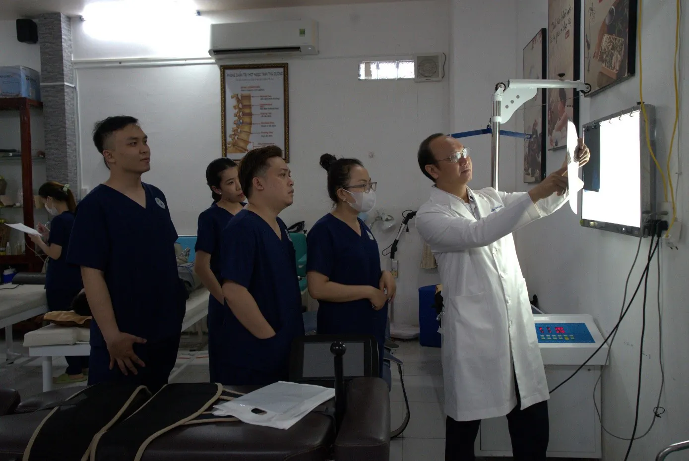 Tê Bì Chân Tay: Dấu Hiệu Của Những Bệnh Lý Nào? 3 Chụp X-quang là phương pháp giúp bác sĩ xem xét cấu trúc xương, cột sống và dây thần kinh