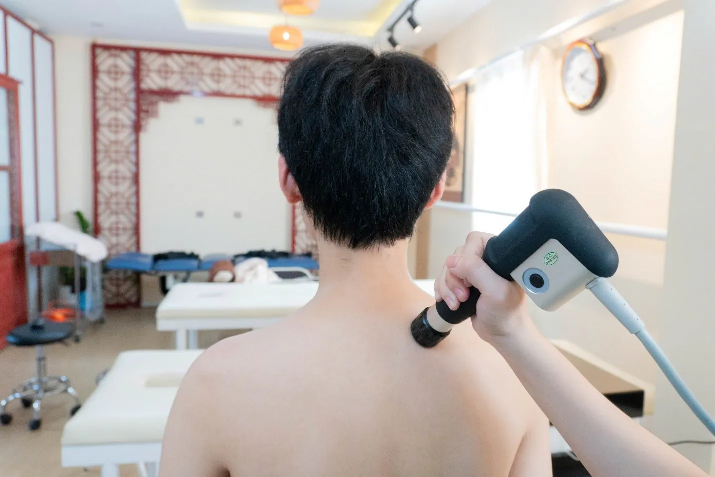 Giới Thiệu Các Liệu Pháp Vật Lý Trị Liệu Hiệu Quả Tại Phòng Khám Y Học Cổ Truyền Thái Dương – Hữu Minh 1 Liệu pháp sóng xung kích phù hợp với các đối tượng: Người bị viêm gân, đau cơ mãn tính, chấn thương thể thao.