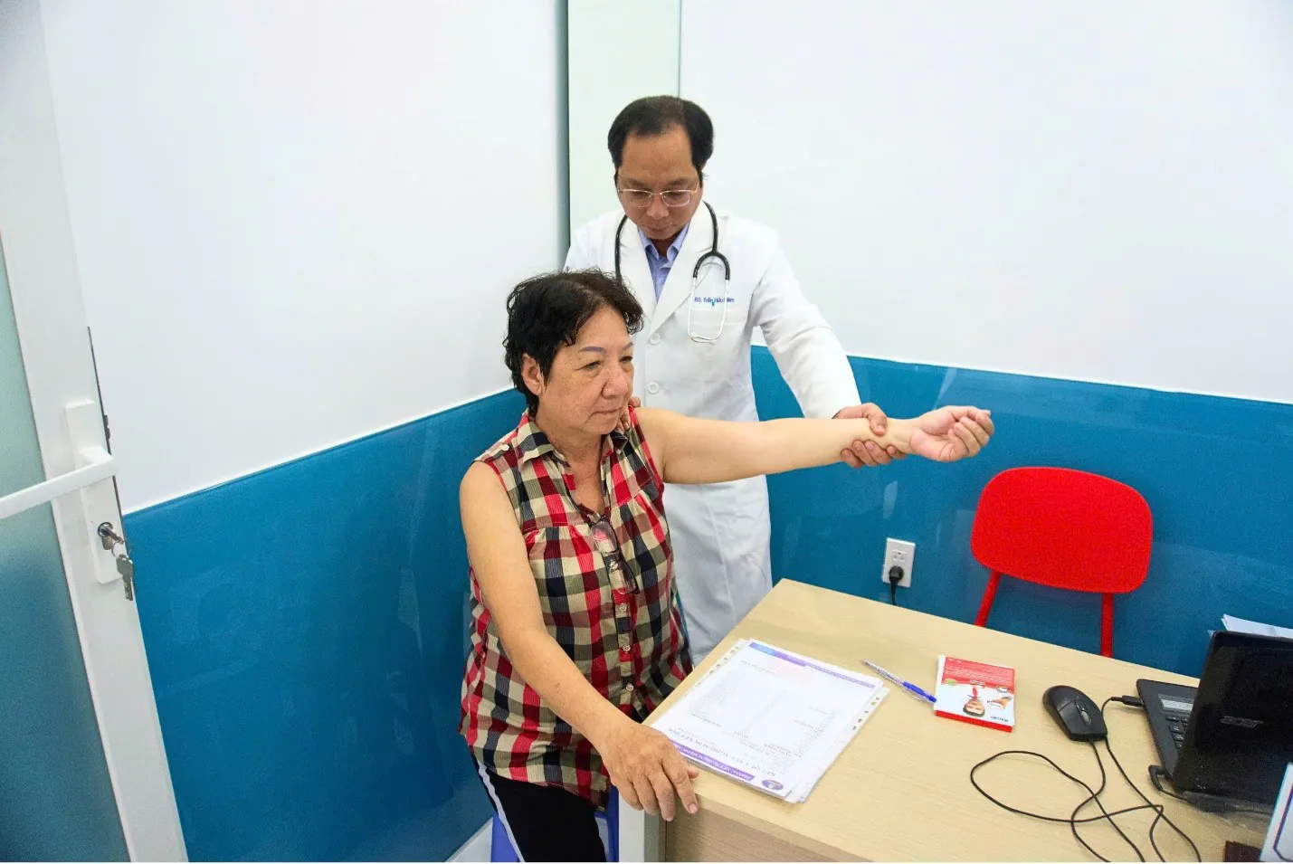 Một số lưu ý cách chăm sóc xương khớp khi chuyển mùa 4 Thăm khám bác sĩ kịp thời giúp phòng ngừa các biến chứng nguy hiểm